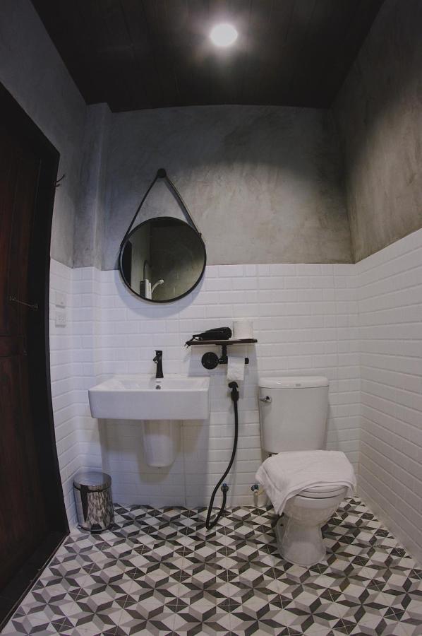 The Local Ari Hostel Bangkok Exterior photo
