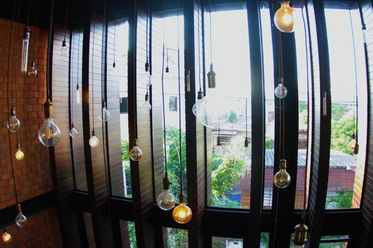 The Local Ari Hostel Bangkok Exterior photo
