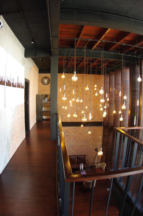 The Local Ari Hostel Bangkok Exterior photo