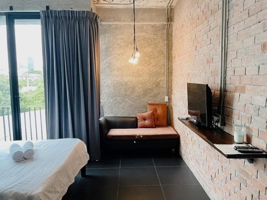 The Local Ari Hostel Bangkok Exterior photo