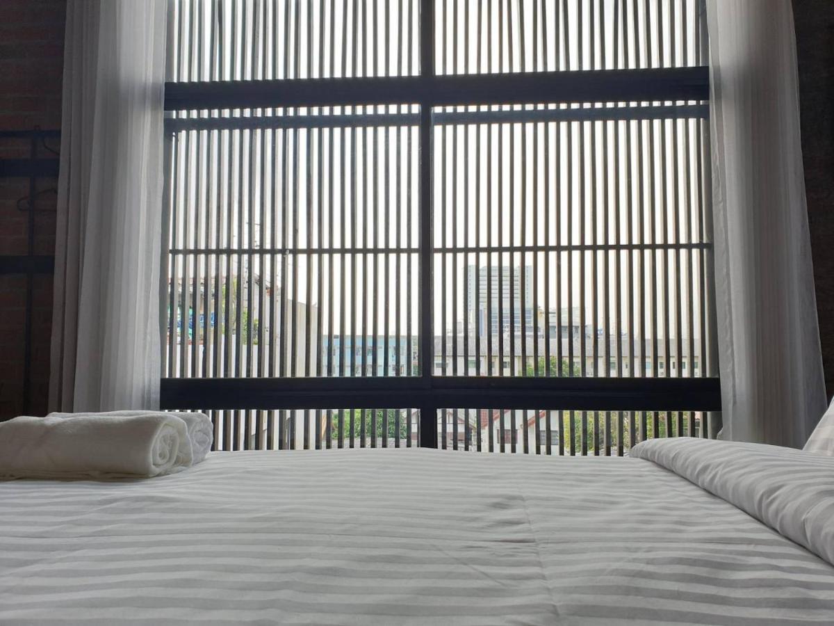 The Local Ari Hostel Bangkok Exterior photo
