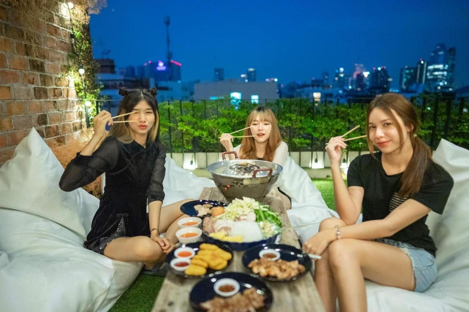 The Local Ari Hostel Bangkok Exterior photo