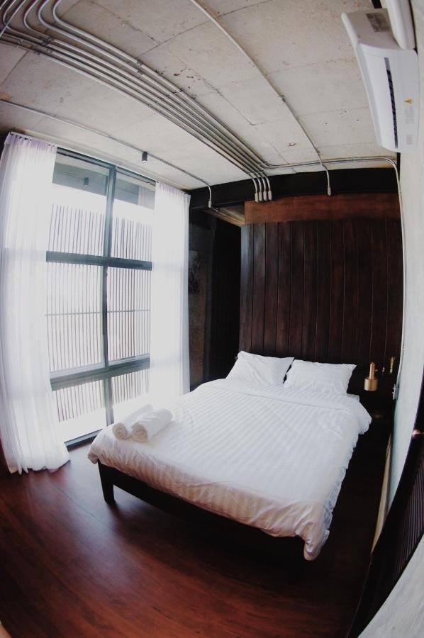 The Local Ari Hostel Bangkok Exterior photo