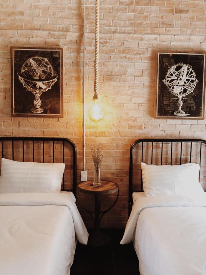 The Local Ari Hostel Bangkok Exterior photo
