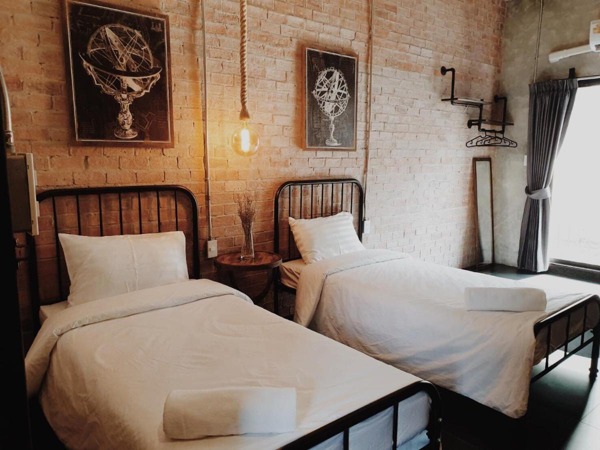 The Local Ari Hostel Bangkok Exterior photo